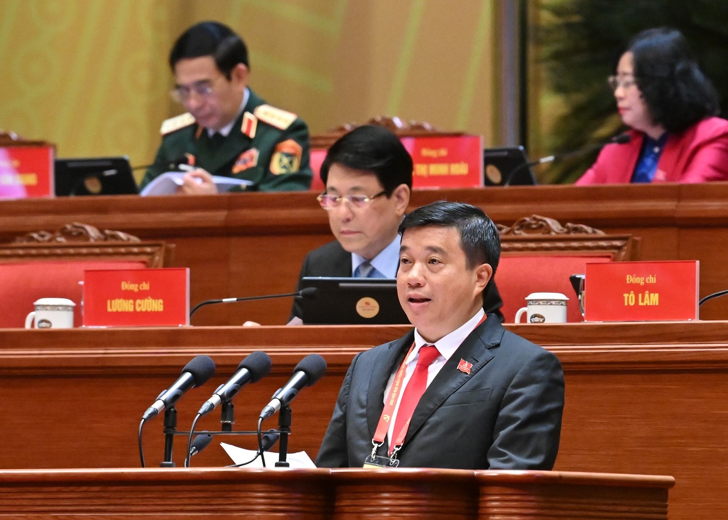 Đồng ch&iacute; Y Thanh H&agrave; Ni&ecirc; Kđăm, Ủy vi&ecirc;n Trung ương Đảng, B&iacute; thư Tỉnh ủy, Trưởng Đo&agrave;n đại biểu Quốc hội tỉnh L&acirc;m Đồng tr&igrave;nh b&agrave;y tham luận với chủ đề &ldquo;Củng cố hệ thống ch&iacute;nh trị v&ugrave;ng đồng b&agrave;o d&acirc;n tộc thiểu số, tăng cường niềm tin của Nh&acirc;n d&acirc;n với Đảng&rdquo;.
