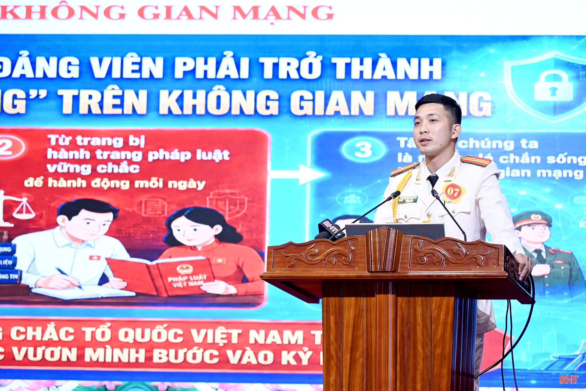 Thiếu tá Nguyễn Trung Kiên - Đảng bộ xã Đan Hải thực hiện phần thi trả lời câu hỏi của ban giám khảo.