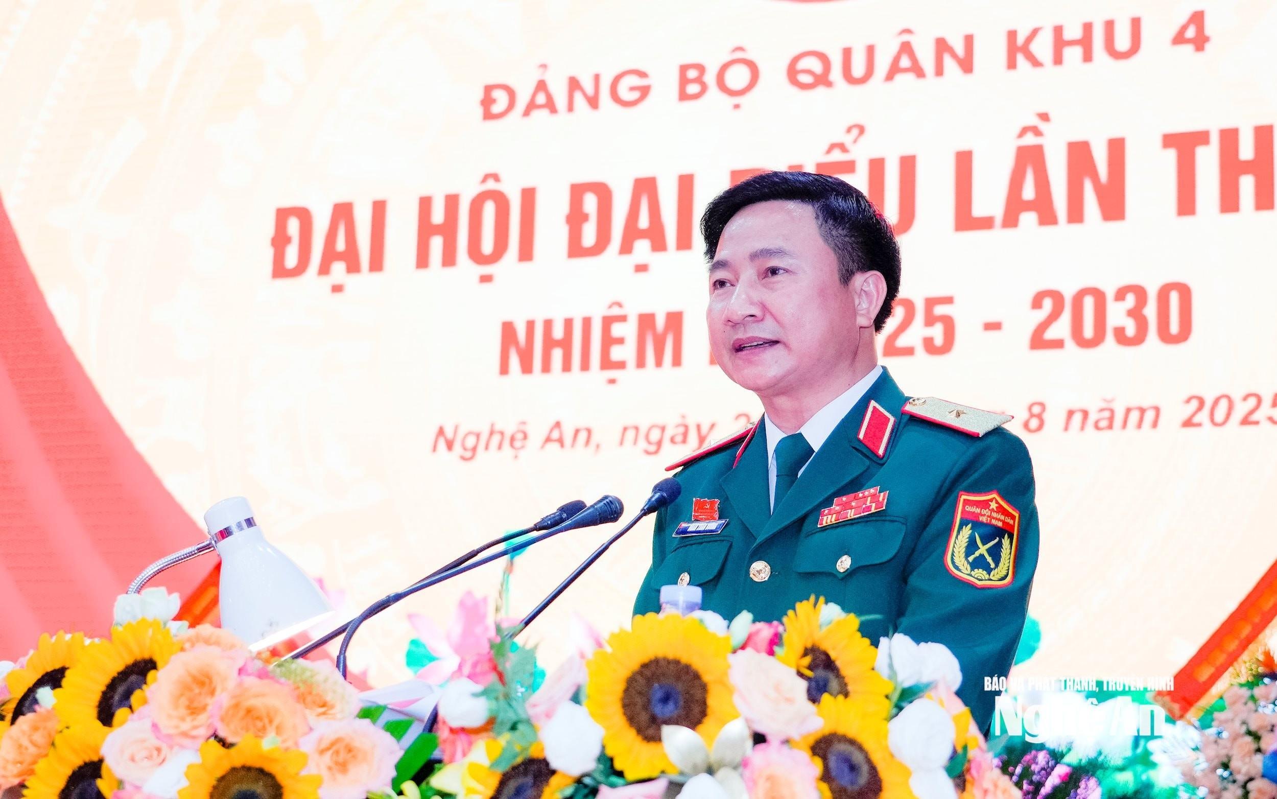 Thiếu tướng Đoàn Xuân Bường - Bí thư Đảng ủy, Chính ủy Quân khu 4 phát biểu khai mạc Đại hội. Ảnh: Phạm Bằng
