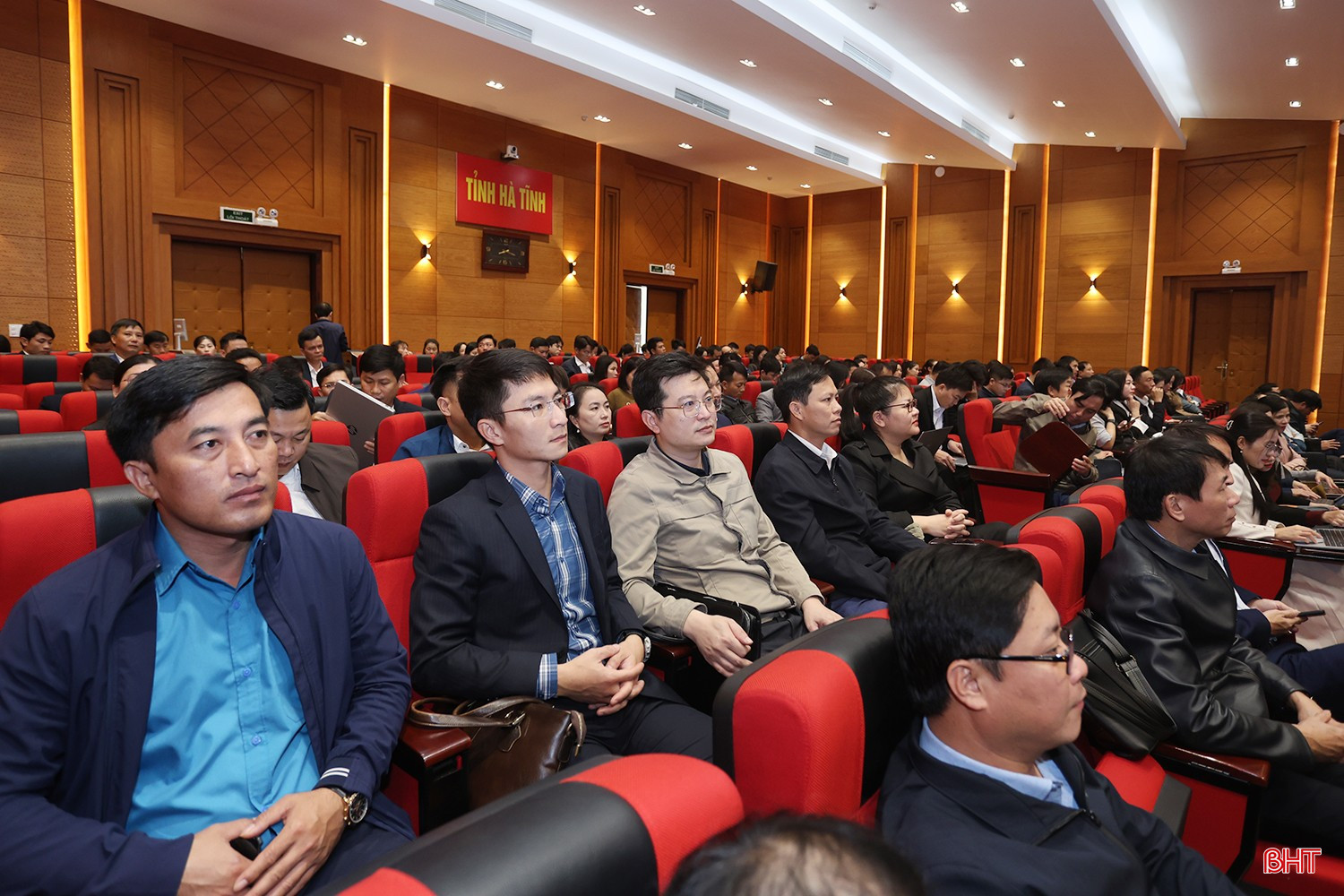 Đại biểu điểm cầu Hà Tĩnh theo dõi hội nghị. bqbht_br_aimg-8005.jpg