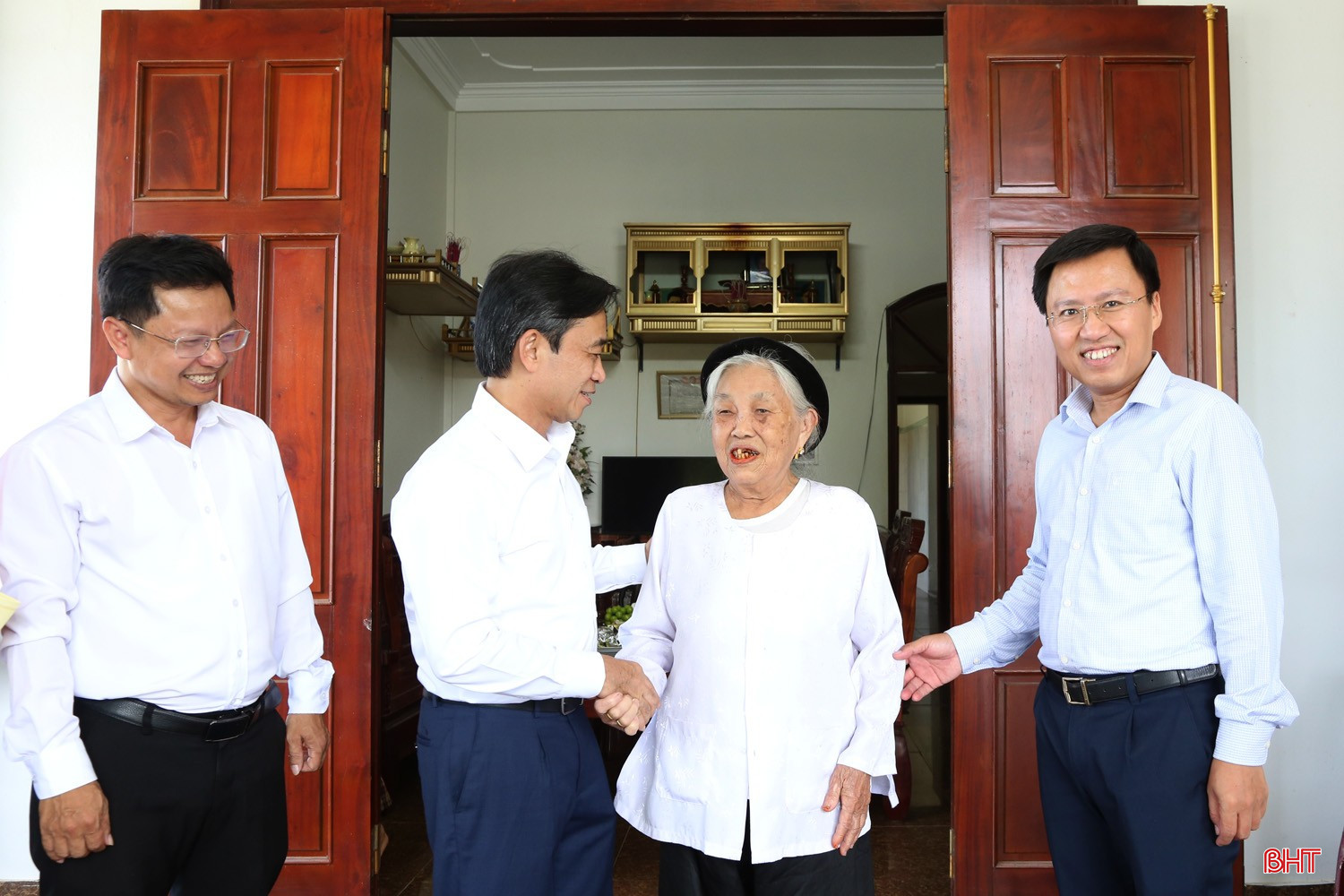 Phó Bí thư Thường trực Tỉnh ủy Trần Thế Dũng thăm hỏi Mẹ Việt Nam Anh hùng Trần Thị Huyến nhân kỷ niệm 80 năm Cách mạng Tháng Tám thành công và Quốc khánh 2/9.