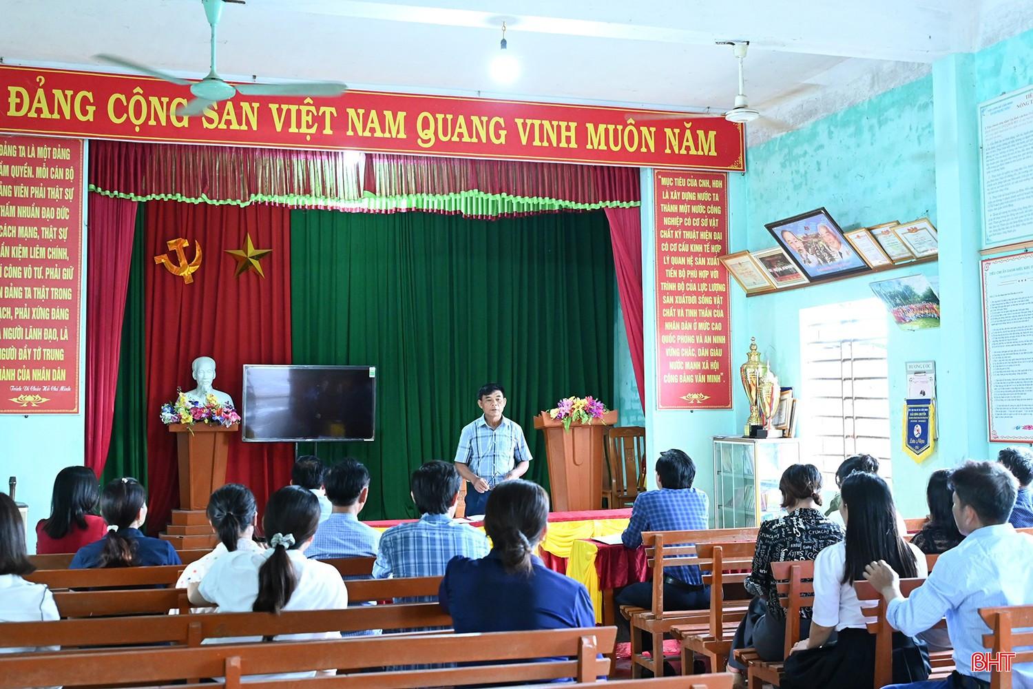 Các chi bộ đảng tổ chức sinh hoạt lấy ý kiến góp ý văn kiện đại hội cấp trên. bqbht_br_3333.jpg