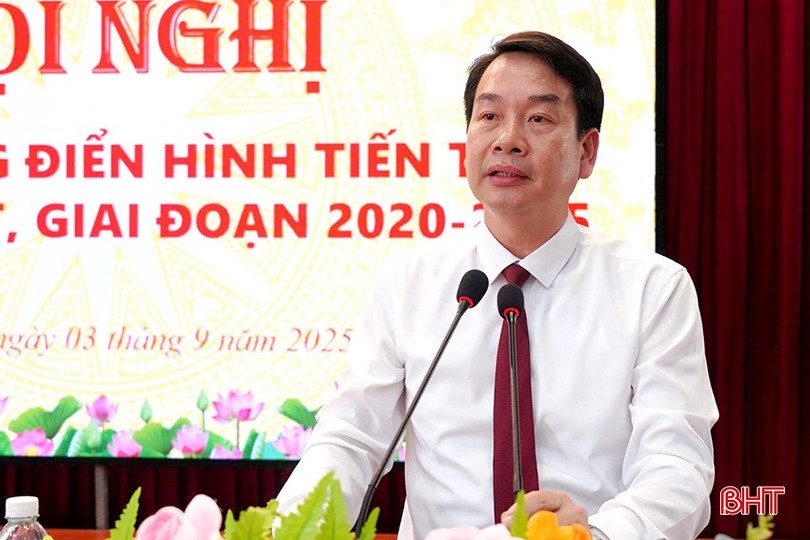 Chủ tịch UBND xã Tiên Điền Phan Văn Lĩnh: Thời gian tới, các phòng, ban cần tiếp tục đổi mới mạnh mẽ nội dung, hình thức và phương pháp tổ chức các phong trào thi đua theo hướng thực chất, hiệu quả, sát thực tiễn. Chủ tịch UBND xã Tiên Điền Phan Văn Lĩnh: Thời gian tới, các phòng, ban cần tiếp tục đổi mới mạnh mẽ nội dung, hình thức và phương pháp tổ chức các phong trào thi đua theo hướng thực chất, hiệu quả, sát thực tiễn.