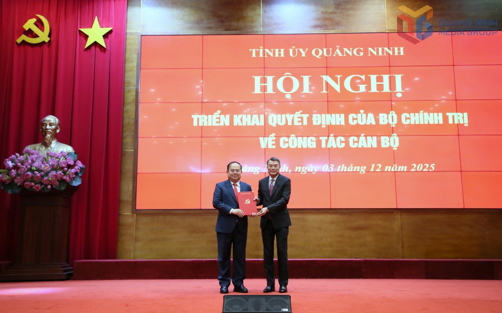 Đồng chí Lê Minh Hưng, Ủy viên Bộ Chính trị, Bí thư Trung ương Đảng, Trưởng ban Tổ chức Trung ương, trao quyết định cho đồng chí Quản Minh Cường, Bí thư Tỉnh ủy Quảng Ninh. Đồng chí Lê Minh Hưng, Ủy viên Bộ Chính trị, Bí thư Trung ương Đảng, Trưởng ban Tổ chức Trung ương, trao quyết định cho đồng chí Quản Minh Cường, Bí thư Tỉnh ủy Quảng Ninh.