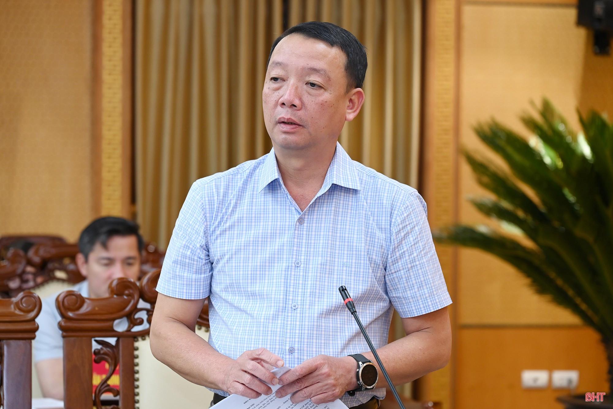 Đồng chí Phan Thiên Định - Phó Bí thư Tỉnh ủy, Chủ tịch UBND tỉnh phân tích một số nội dung liên quan đến các nội dung trình tại hội nghị.