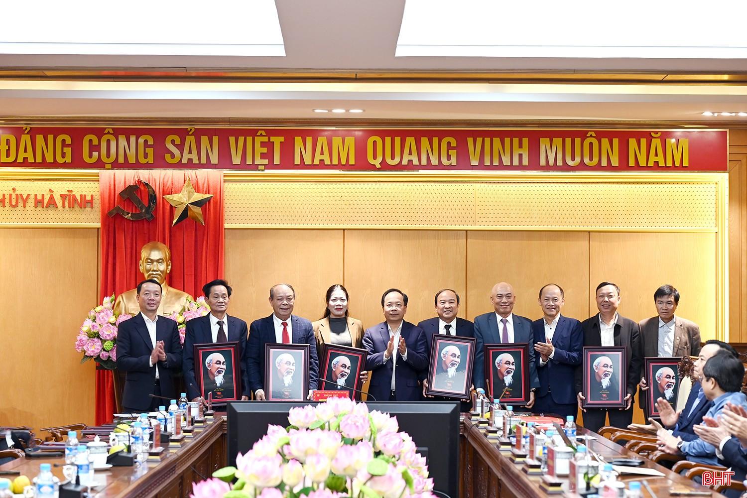 Thường trực Tỉnh ủy tặng quà lưu niệm các đồng chí nghỉ hưu.