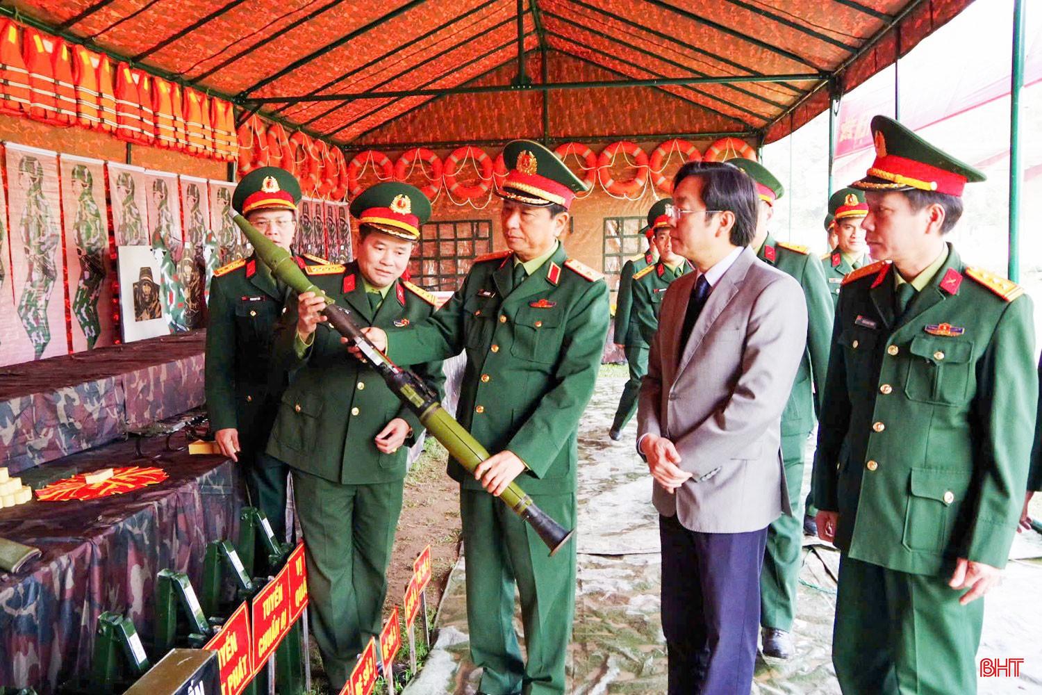 Trung tướng Hà Thọ Bình - Tư lệnh Quân khu 4 kiểm tra mô hình học cụ huấn luyện của Trung đoàn 841. bqbht_br_1-2503.jpg