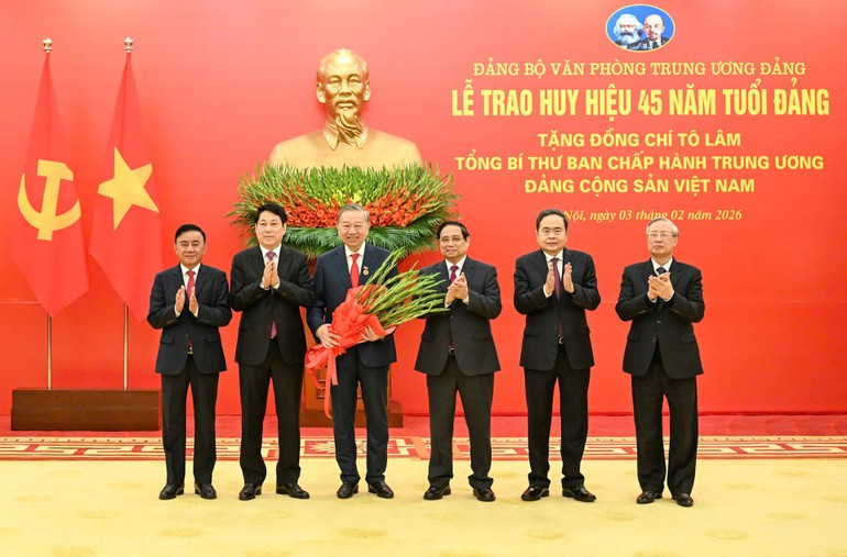 C&aacute;c đồng ch&iacute; l&atilde;nh đạo chủ chốt của Đảng, Nh&agrave; nước tặng hoa ch&uacute;c mừng đồng ch&iacute; Tổng B&iacute; thư T&ocirc; L&acirc;m. (Ảnh: DUY LINH)