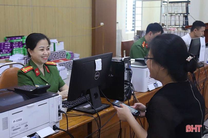 Công an phường Thành Sen bố trí 50 cán bộ và được trang cấp 7 máy phục vụ quá trình thu nhận hồ sơ cấp đổi thẻ đảng viên. 73bcaa9569cde293bbdc.jpg