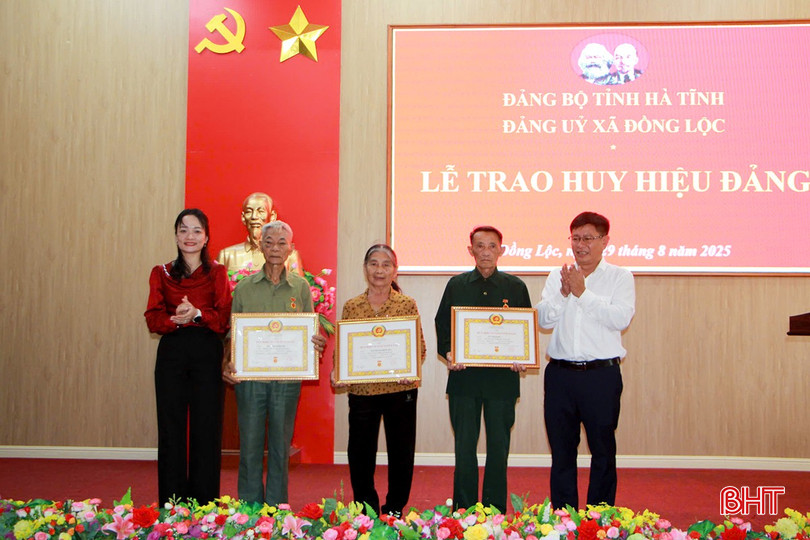 Lãnh đạo xã Đồng Lộc tặng Huy hiệu 55 tuổi Đảng cho các đảng viên. Lãnh đạo xã Đồng Lộc tặng Huy hiệu 55 tuổi Đảng cho các đảng viên.