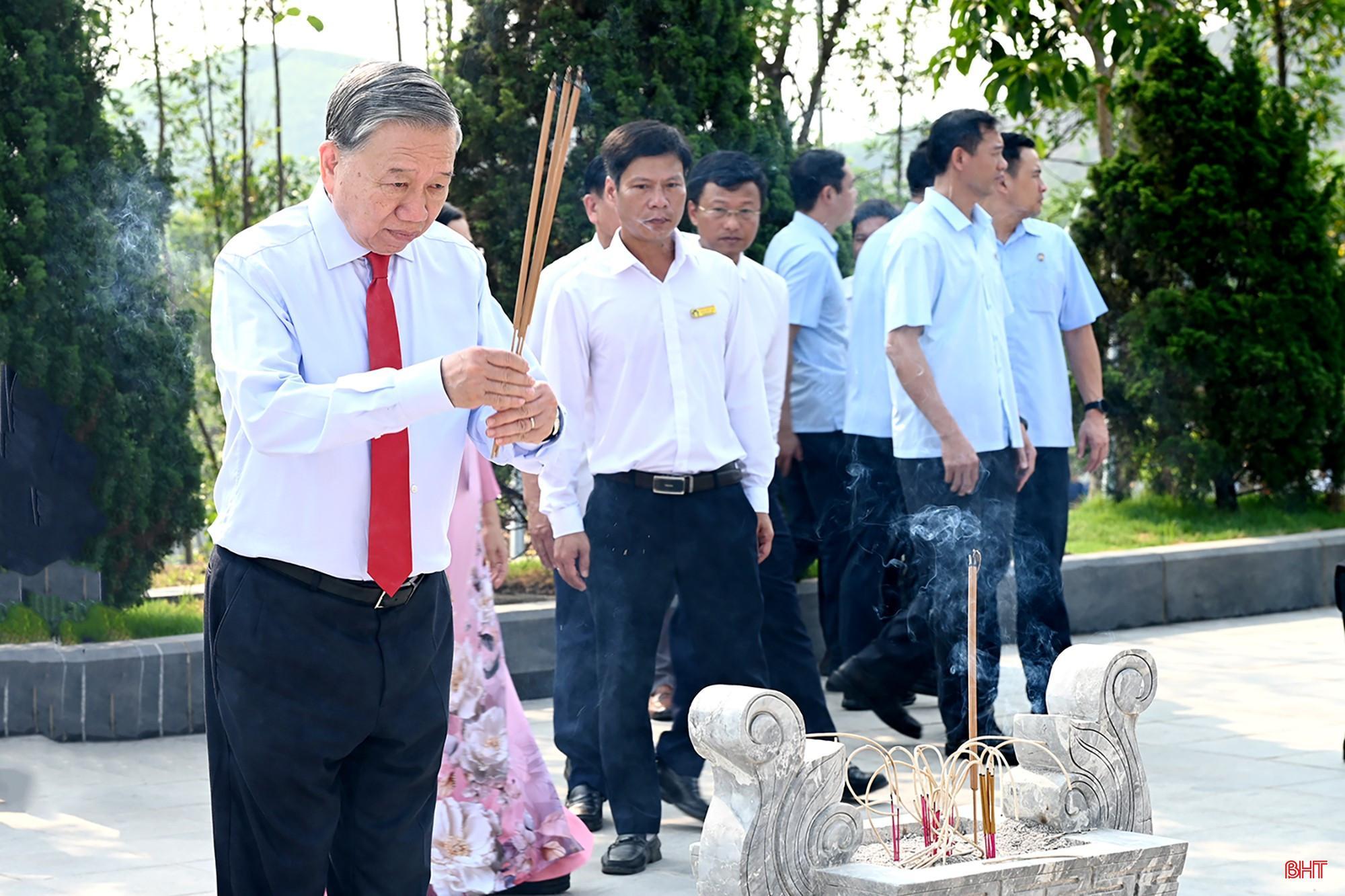 Tổng Bí thư, Chủ tịch nước Tô Lâm dâng hương tại khu mộ Tổng Bí thư Hà Huy Tập.
