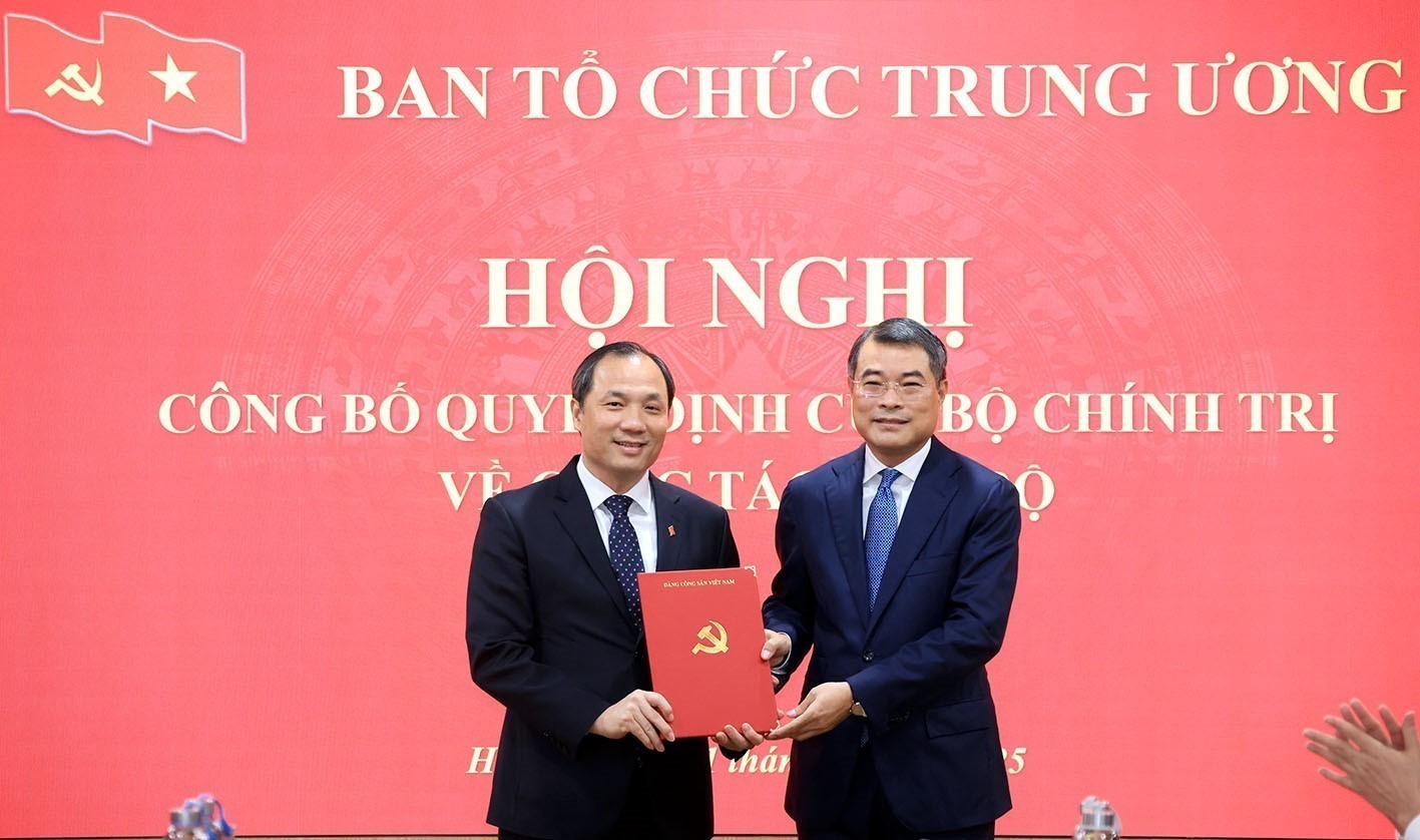 vna-potal-cong-bo-quyet-dinh-cua-bo-chinh-tri-ve-cong-tac-to-chuc-can-bo-8505391-1613.jpg