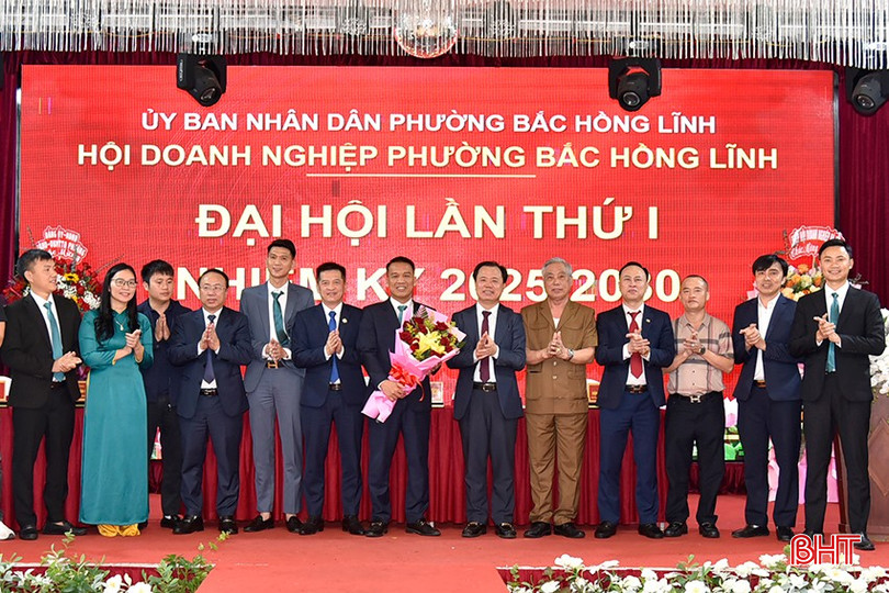 Đại biểu tặng hoa chúc mừng Ban Chấp hành Hội Doanh nghiệp phường Bắc Hồng Lĩnh nhiệm kỳ 2025-2030. bqbht_br_dt-dsc2701.jpg