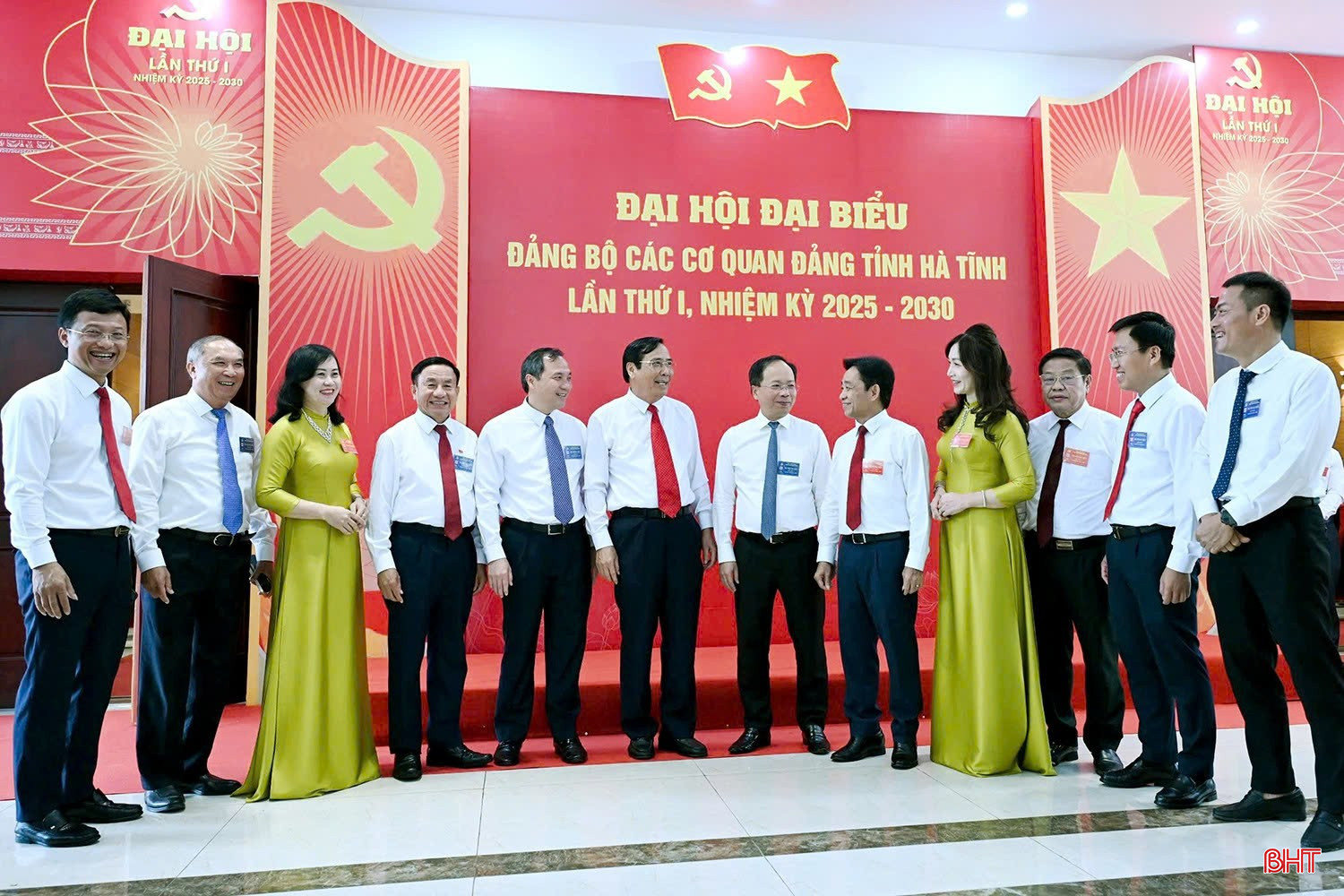 Đại biểu trò chuyện trước giờ khai mạc Đại hội Đảng ủy CCQ Đảng tỉnh. bqbht_br_z6933912958435-85eee46582e7165c7bf192e3341405e2.jpg