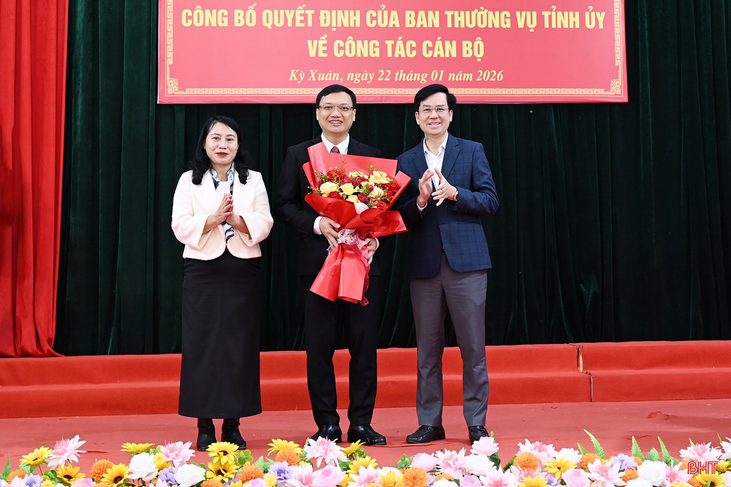 Đo&agrave;n c&ocirc;ng t&aacute;c Ban Thường vụ Tỉnh ủy chỉ đạo x&atilde; Kỳ Xu&acirc;n tặng hoa ch&uacute;c mừng đồng ch&iacute; L&acirc;m Ngọc Dũng...