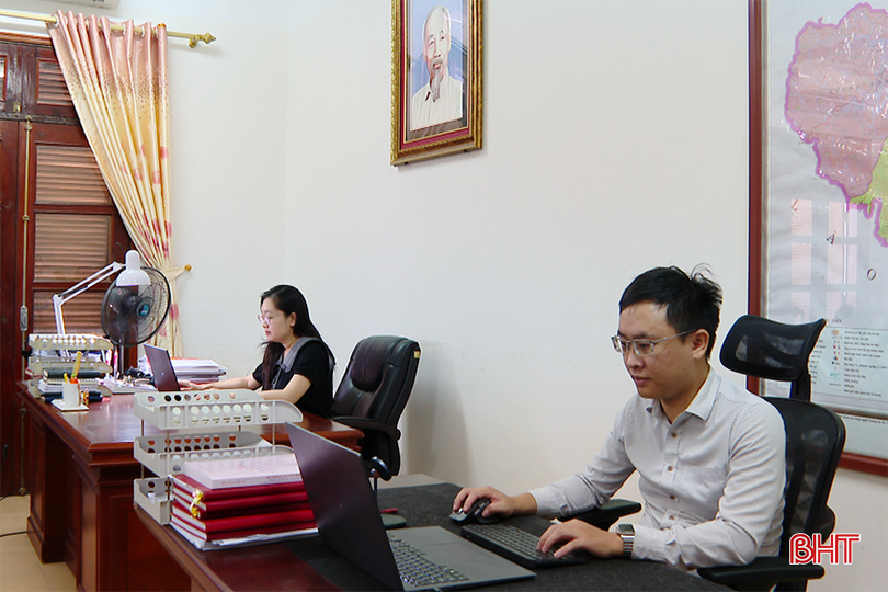 Các chuyên viên Phòng Tổng hợp - Văn phòng Tỉnh ủy thường xuyên sử dụng công cụ AI để hỗ trợ công việc chuyên môn. bqbht_br_nss-cms1.png