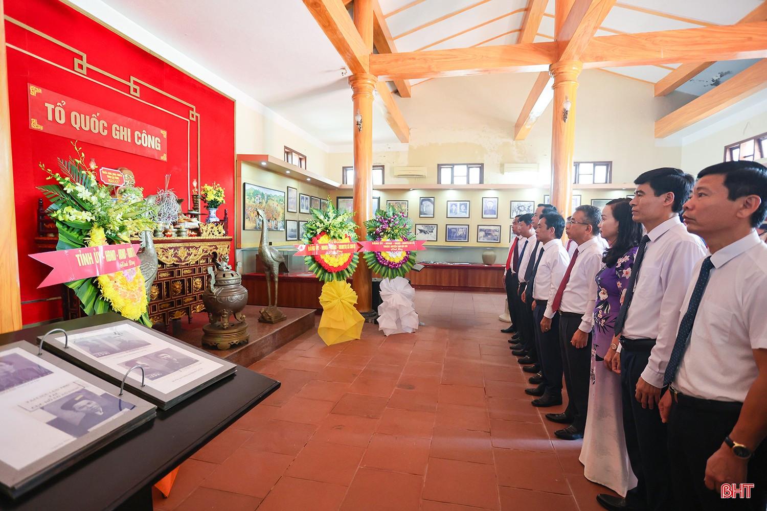 Đoàn đại biểu thành kính tưởng niệm Chủ tịch Hồ Chí Minh và các bậc tiền nhân. bqbht_br_aimg-1737.jpg