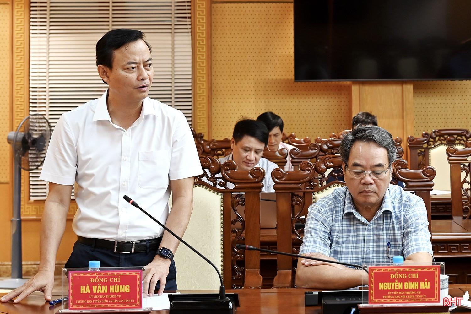 Trưởng ban Tuyên giáo và Dân vận Tỉnh ủy Hà Văn Hùng phát biểu tại cuộc họp.