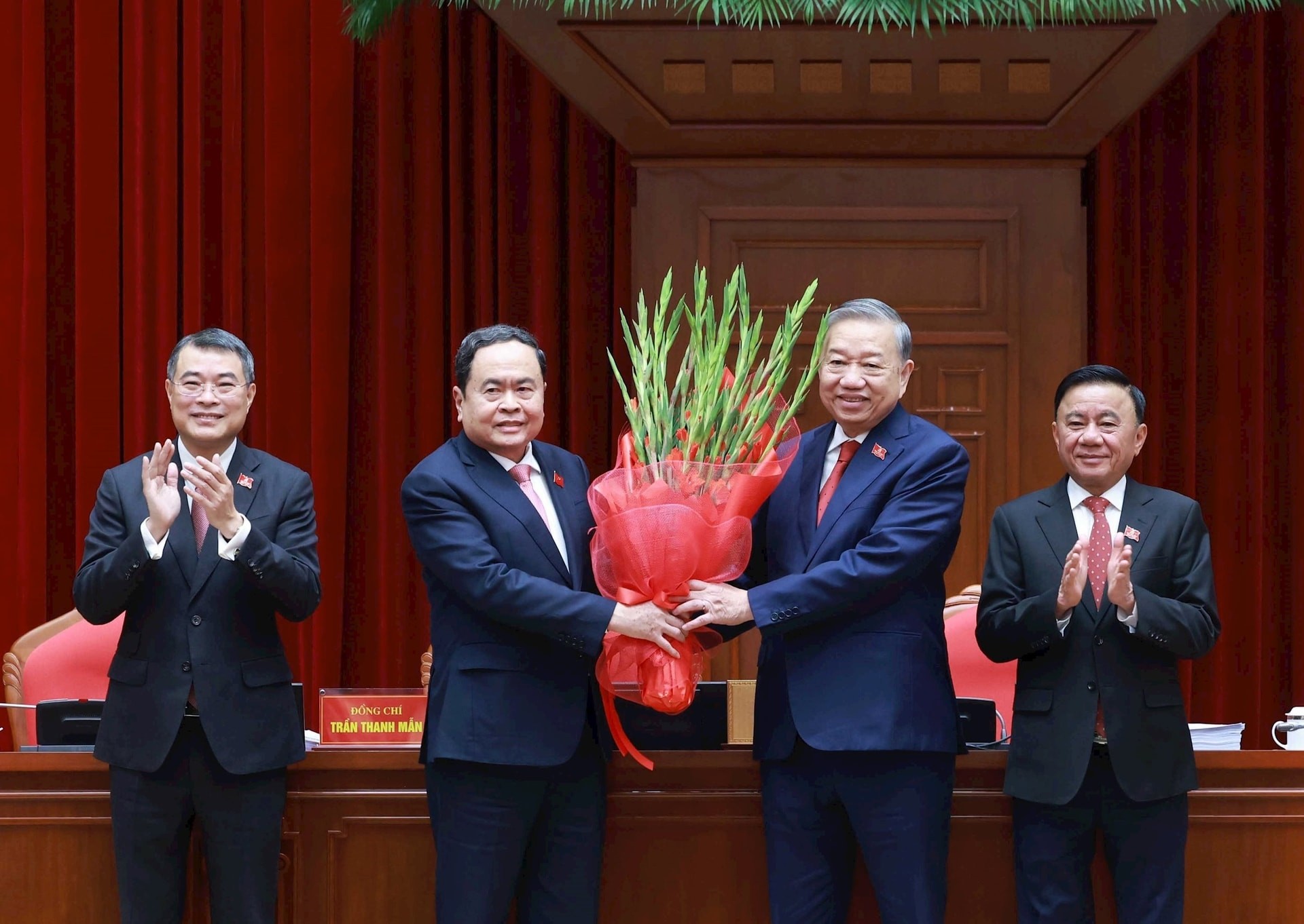 Ban Chấp h&agrave;nh Trung ương Đảng kho&aacute; XIV đ&atilde; thống nhất tuyệt đối bầu đồng ch&iacute; T&ocirc; L&acirc;m, Tổng B&iacute; thư Ban Chấp h&agrave;nh Trung ương Đảng kho&aacute; XIII tiếp tục giữ chức Tổng B&iacute; thư Ban Chấp h&agrave;nh Trung ương Đảng kho&aacute; XIV. (Ảnh: TTXVN)