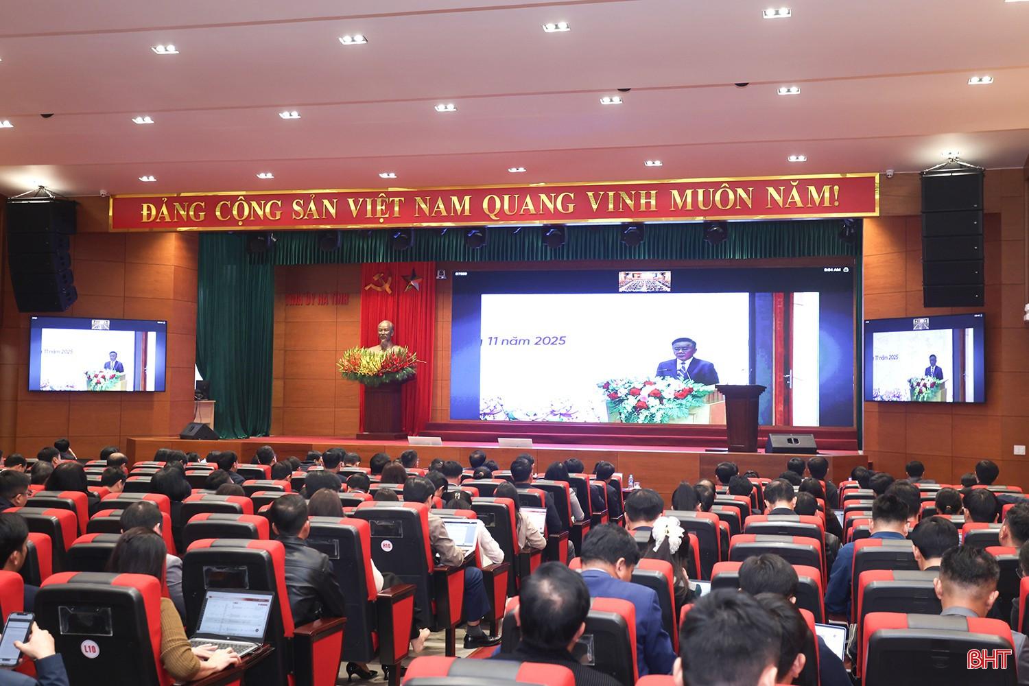 Đại biểu điểm cầu Hà Tĩnh theo dõi kết luận của đồng chí Trần Cẩm Tú. bqbht_br_aimg-8018.jpg