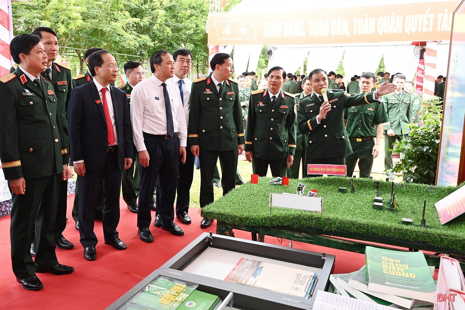 Đại biểu nghe giới thiệu về gian trưng bày tại Đại hội Đảng bộ Quân sự tỉnh. bqbht_br_dsc-0529.jpg