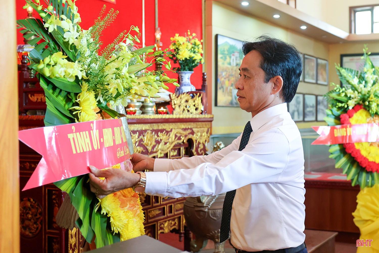 Phó Bí thư Thường trực Tỉnh ủy Trần Thế Dũng dâng hoa tại Nhà tưởng niệm Xô Viết Nghệ Tĩnh. bqbht_br_aimg-1717.jpg