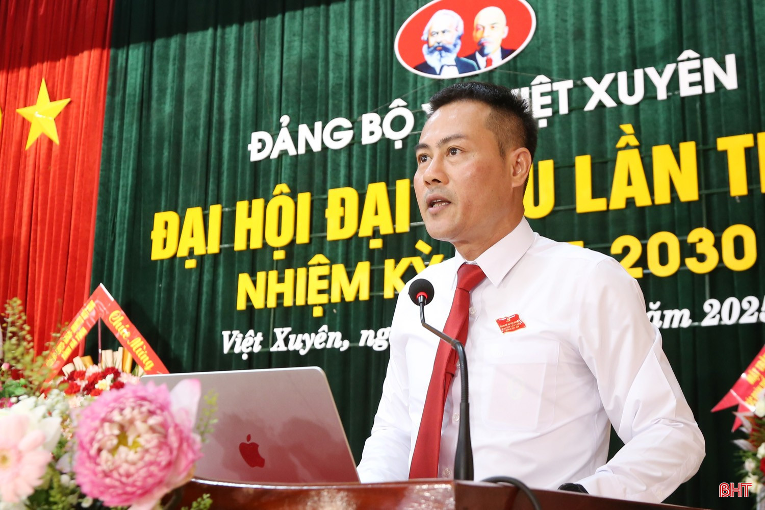 Đồng chí Trần Đình Trung - Bí thư Đảng ủy, Chủ tịch HĐND xã trình bày dự thảo báo cáo chính trị.