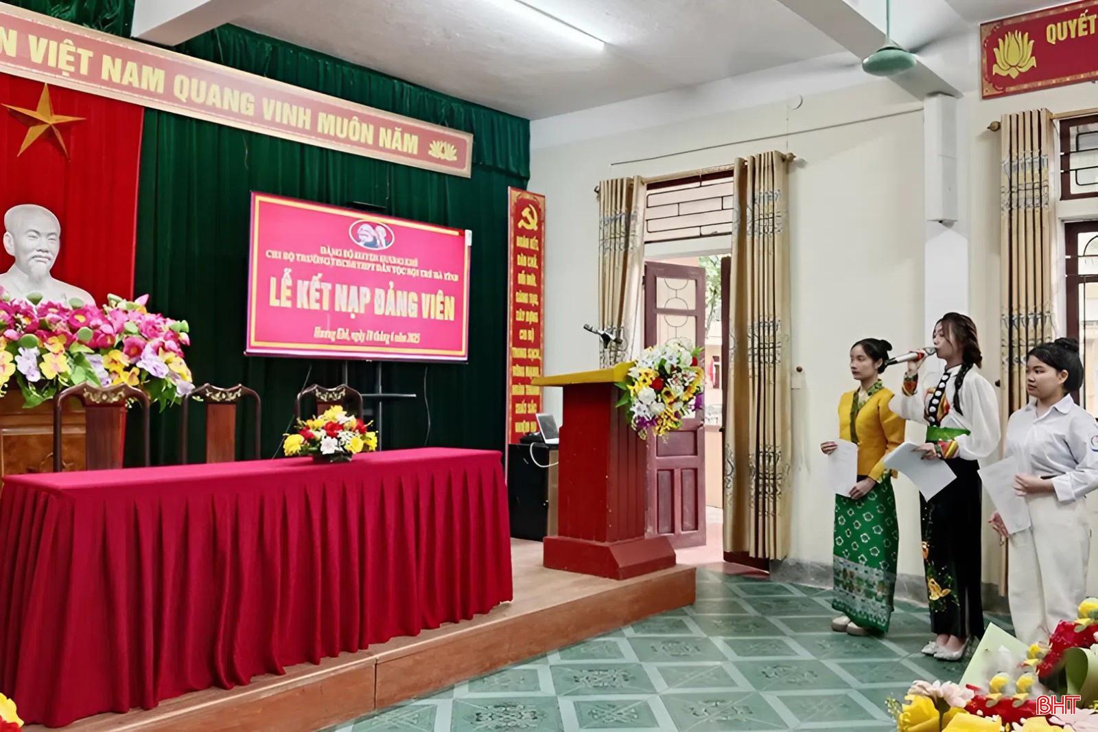 Tháng 6/2025, Trường THCS&THPT Dân tộc nội trú Hà Tĩnh tổ chức trang trọng lễ kết nạp đảng viên mới cho 3 quần chúng ưu tú là học sinh dân tộc thiểu số. bqbht_br_4-40.jpg
