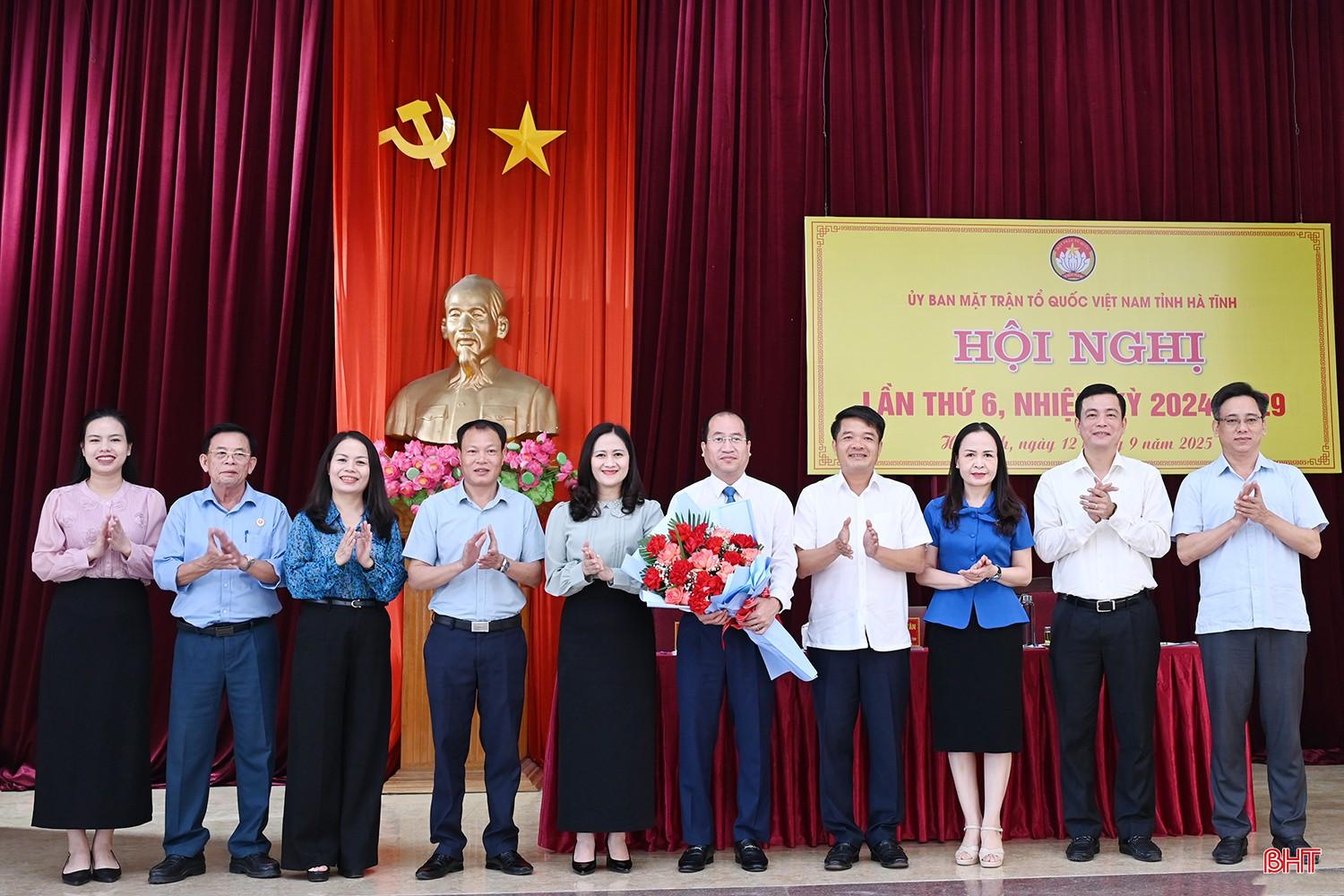 Các đồng chí Ban Thường trực Ủy ban MTTQ tỉnh tặng hoa chúc mừng đồng chí Nguyễn Thế Hoàn.