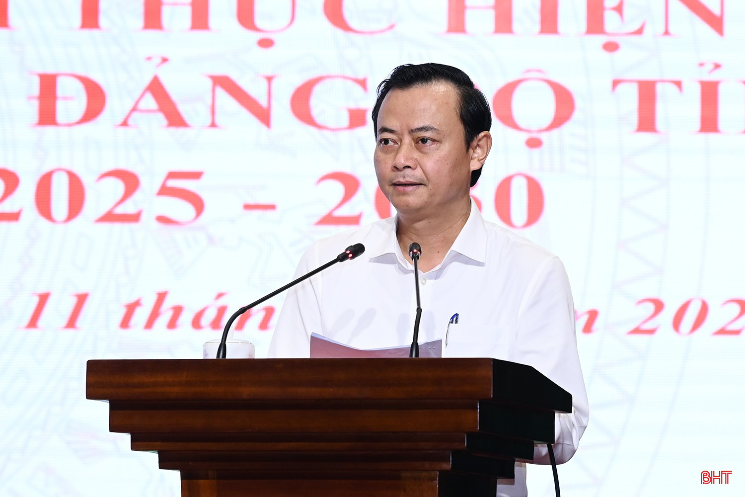 Đồng chí Hà Văn Hùng - Trưởng ban Tuyên giáo và Dân vận Tỉnh ủy thông qua dự thảo chương trình hành động thực hiện nghị quyết.