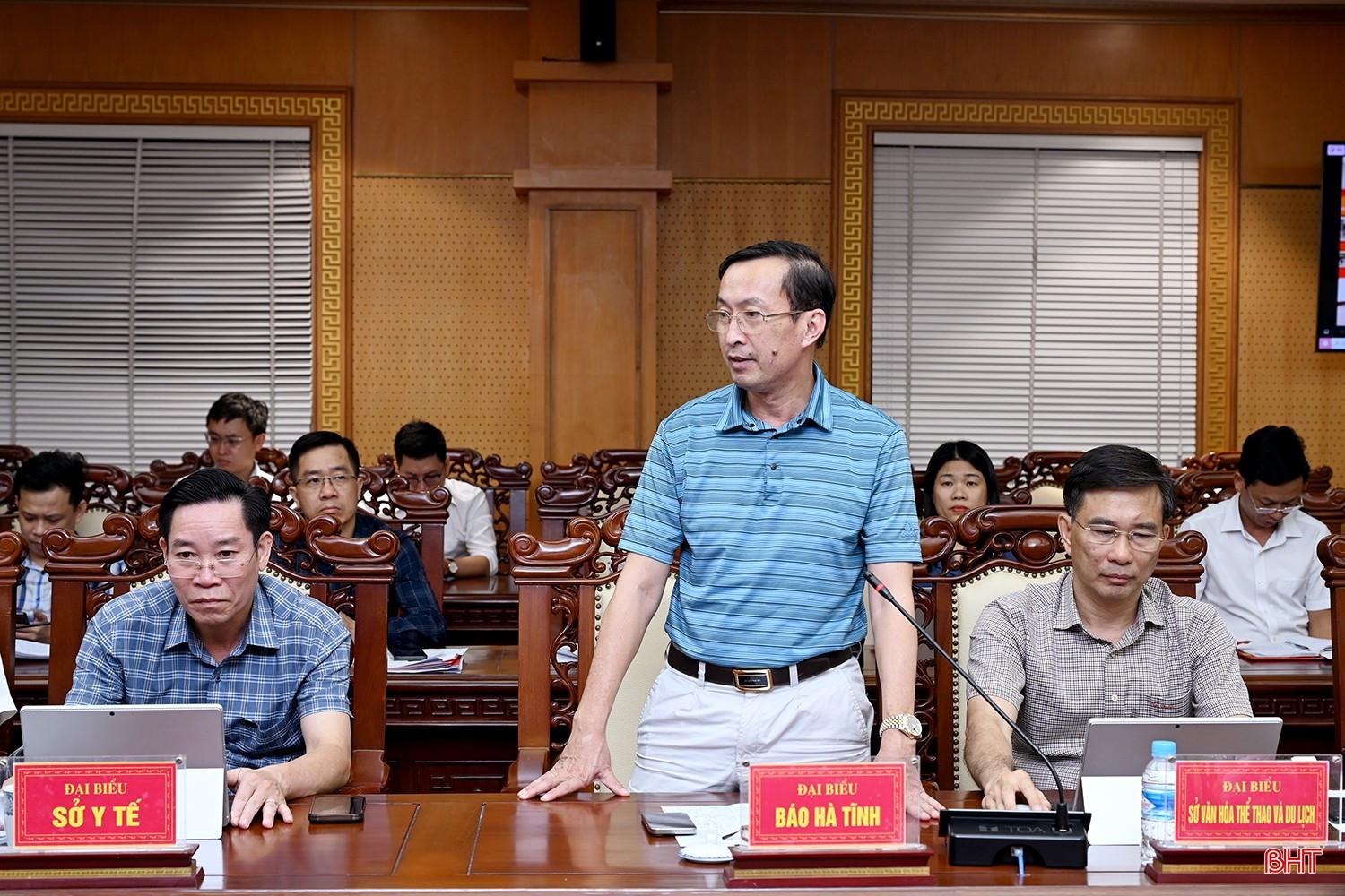 Tổng Biên tập Báo Hà Tĩnh Nghiêm Sỹ Đống báo cáo công tác tuyên truyền.