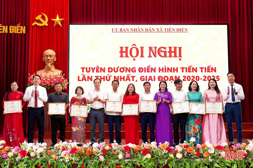 Lãnh đạo xã Tiên Điền trao giấy khen cho các tập thể... Lãnh đạo xã Tiên Điền trao giấy khen cho các tập thể...