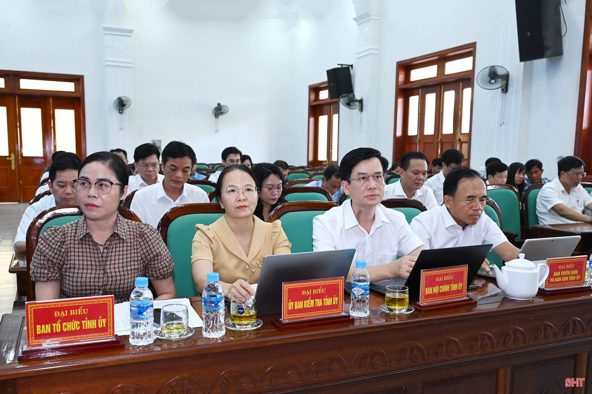 Các đồng chí đại diện lãnh đạo các ban Đảng Tỉnh ủy dự hội nghị.