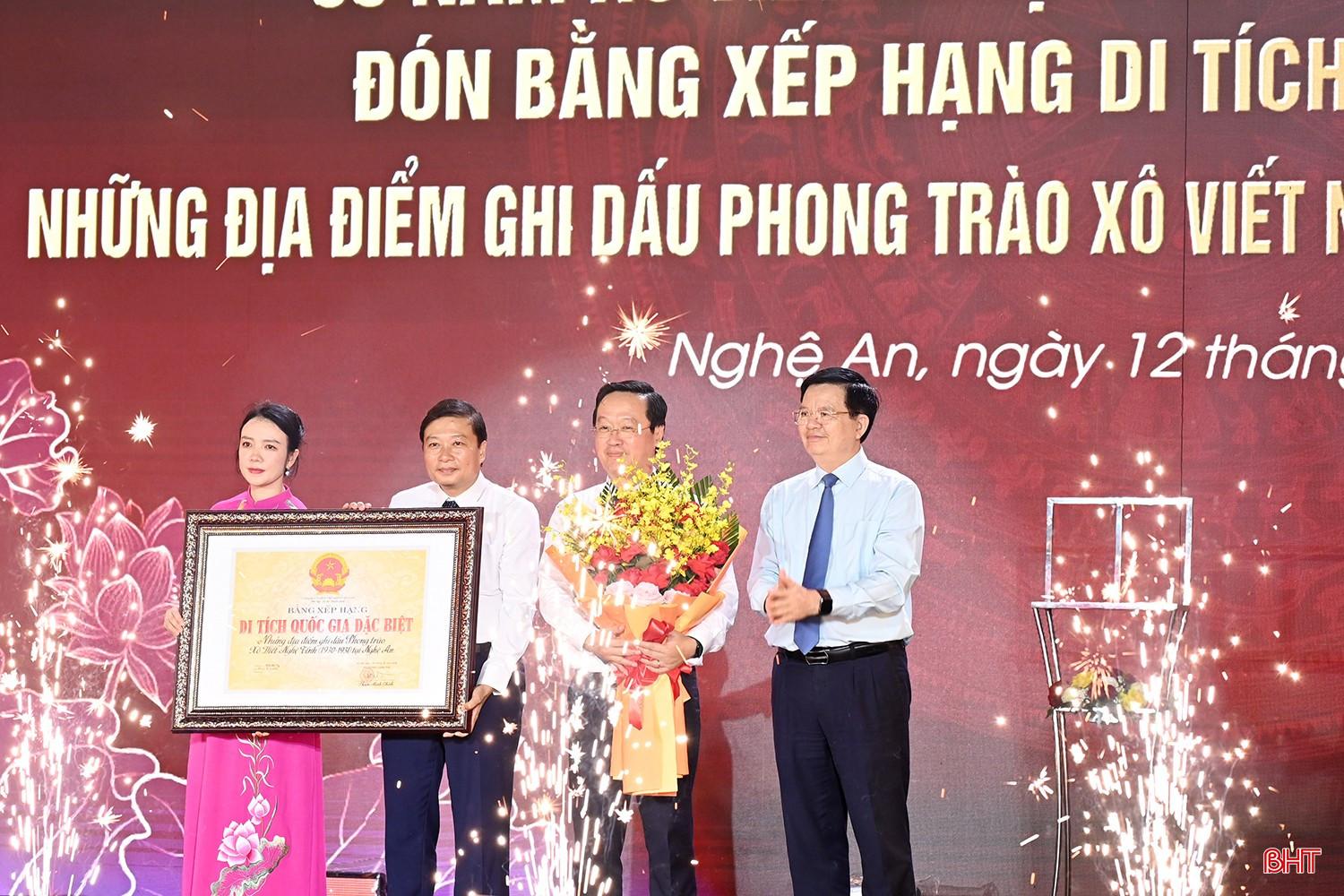 Đồng chí Mai Văn Chính - Ủy viên Trung ương đảng, Phó Thủ tướng Chính phủ trao Bằng xếp hạng Di tích Quốc gia đặc biệt "Những địa điểm ghi dấu Phong trào Xô Viết Nghệ Tĩnh (1930 - 1931)" cho lãnh đạo tỉnh Nghệ An. bqbht_br_dsc-5d310.jpg