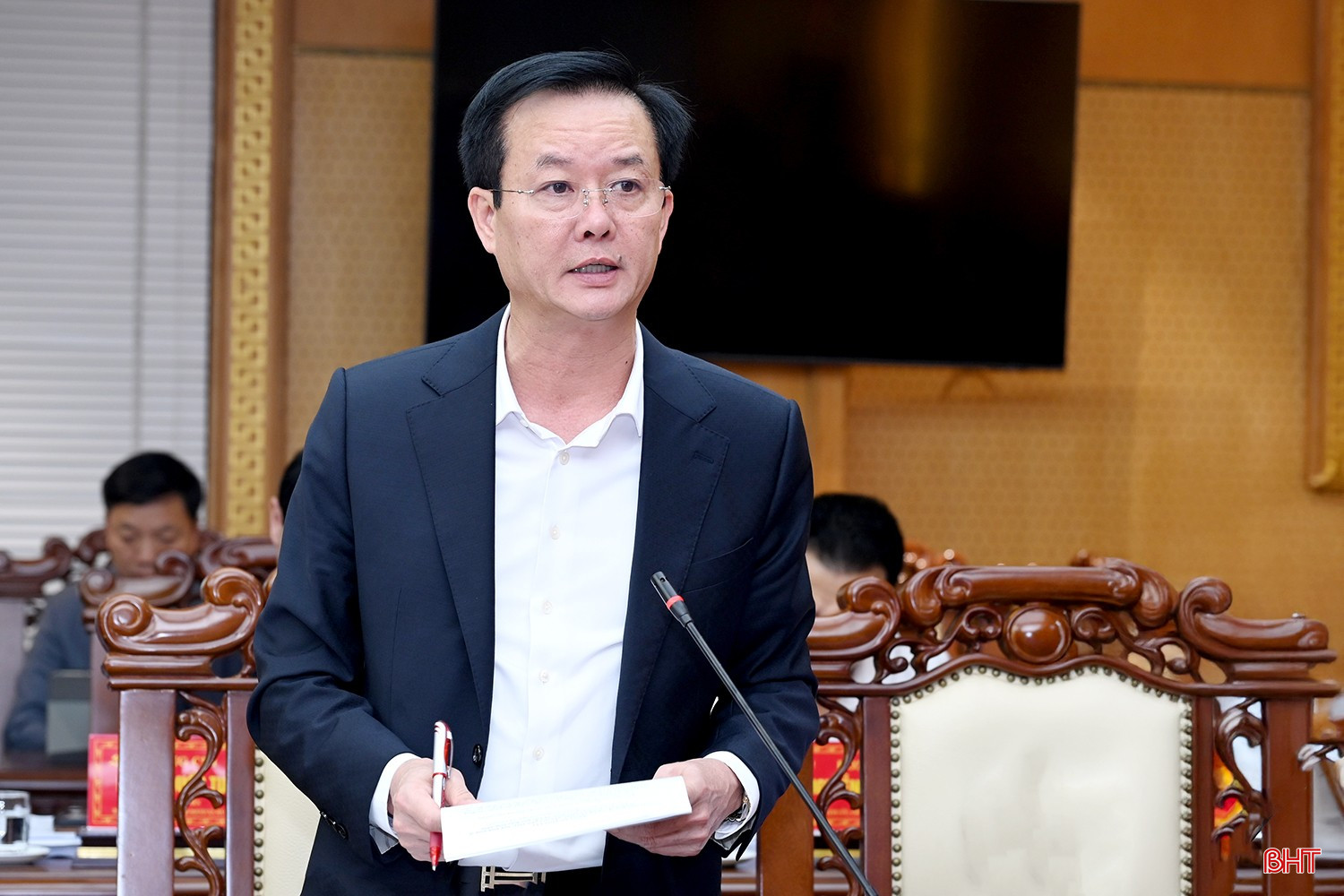 Phó Chủ tịch Thường trực UBND tỉnh Trần Báu Hà báo cáo báo cáo tình hình kinh tế - xã hội tại hội nghị.