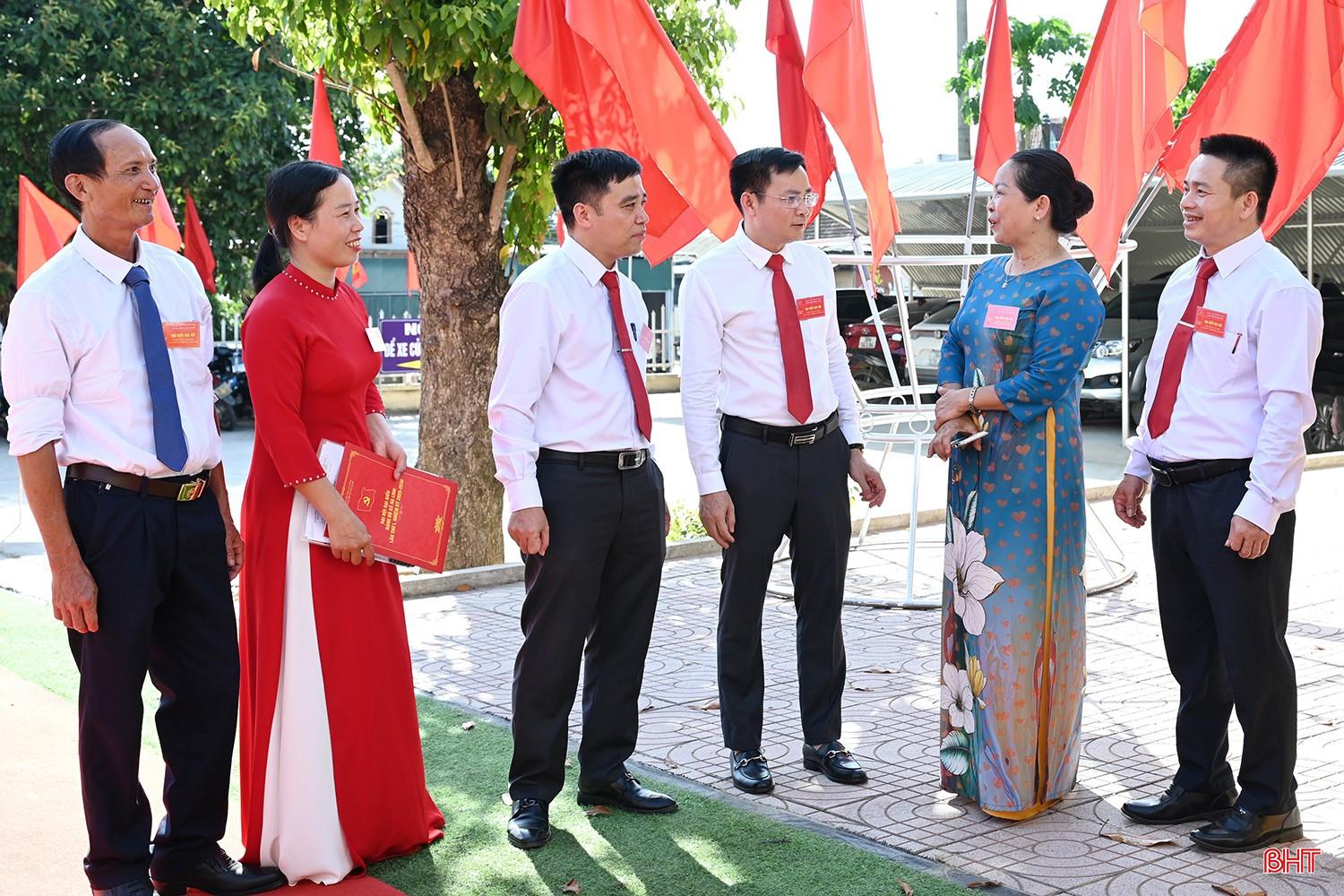 Đại biểu trò chuyện bên lề Đại hội Đảng bộ xã Hà Linh. bqbht_br_dsc-0067.jpg