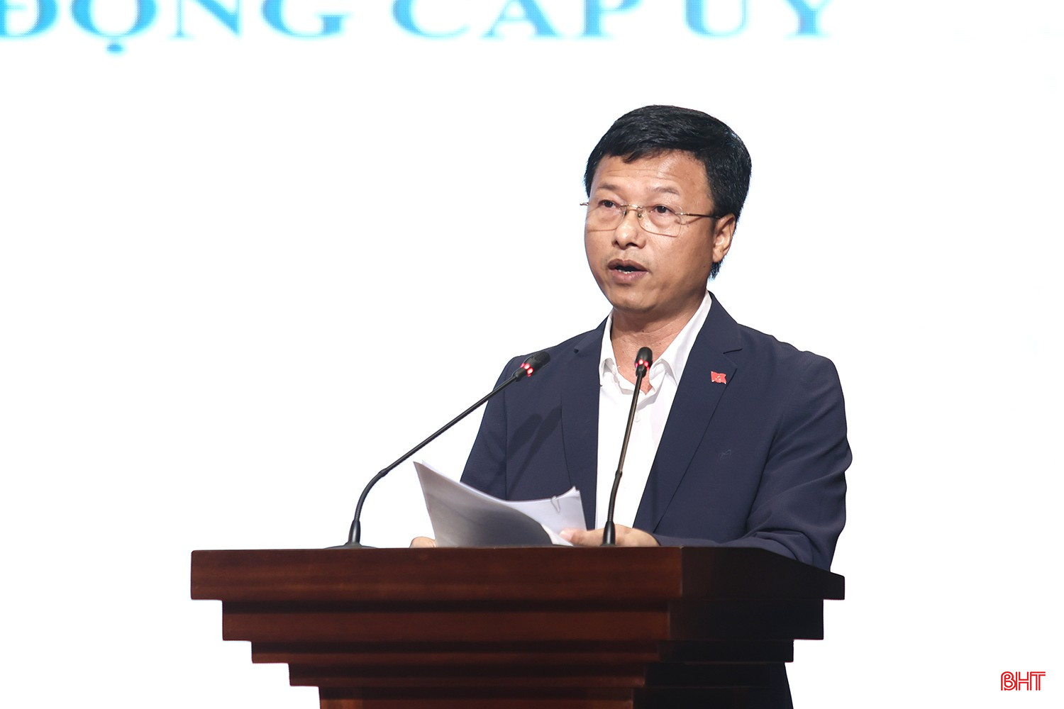 Chánh Văn phòng Tỉnh ủy Hà Tĩnh Phan Duy Vĩnh tham luận tại hội nghị với nội dung: "Kinh nghiệm và giải pháp nâng cao chất lượng công tác quản trị, phục vụ hoạt động của Thường trực, Ban Thường vụ Tỉnh ủy". bqbht_br_aimg-8011.jpg