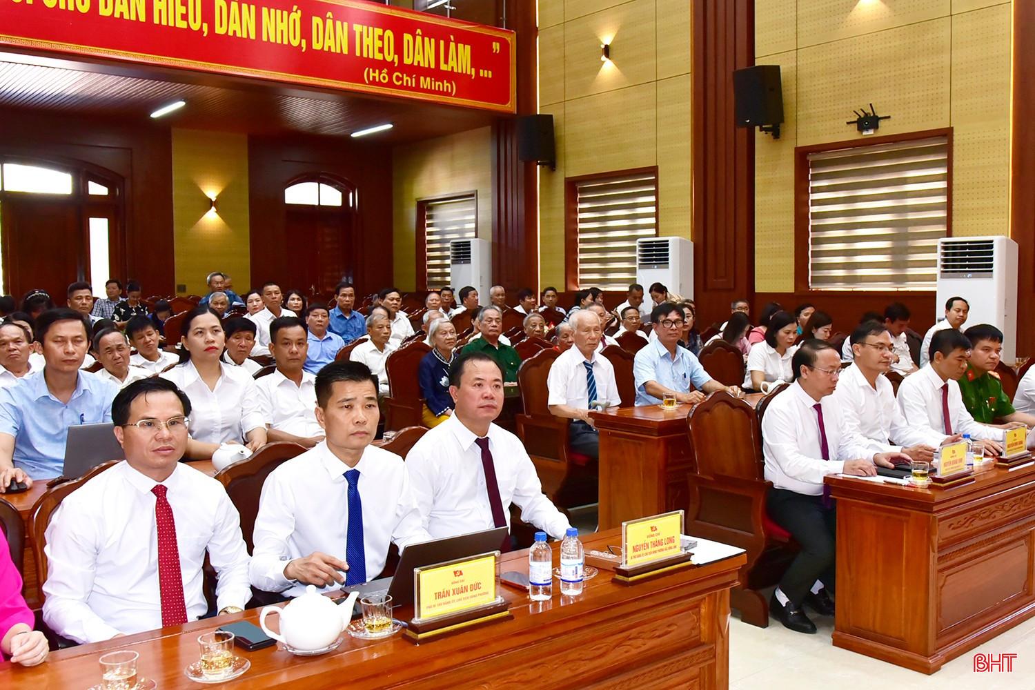 Đại biểu dự buổi lễ.