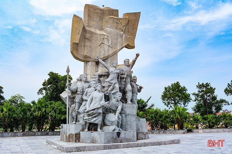 Tượng đài Xô viết Nghệ Tĩnh tại xã Can Lộc. image.jpg