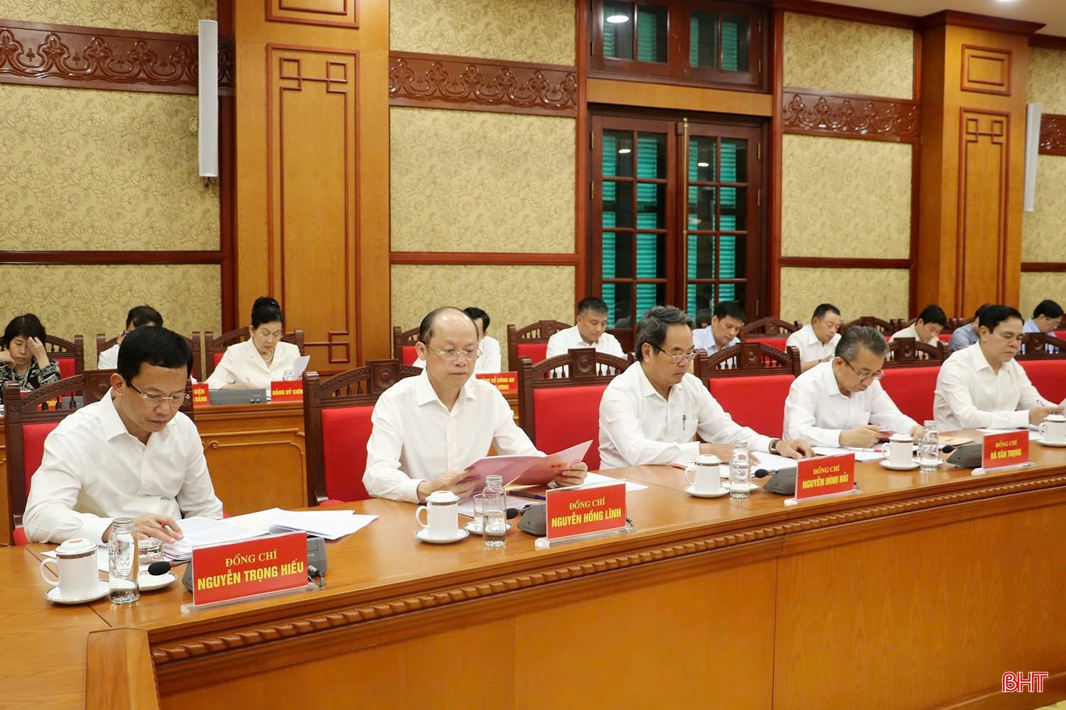 Các đồng chí lãnh đạo tỉnh và các sở, ban, ngành Hà Tĩnh dự buổi làm việc. Các đồng chí lãnh đạo tỉnh và các sở, ban, ngành Hà Tĩnh dự buổi làm việc.