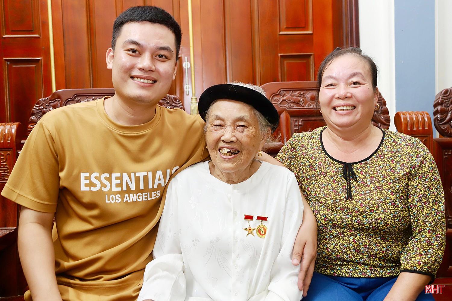 Mẹ Việt Nam Anh hùng Trần Thị Huyến hạnh phúc bên con cháu.