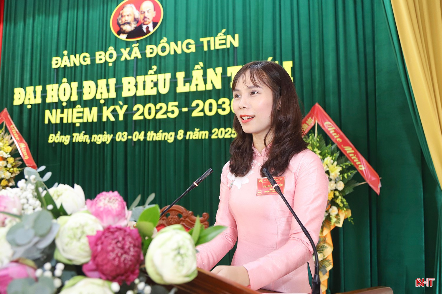 Bí thư Đảng ủy, Chủ tịch HĐND xã Đồng Tiến Nguyễn Thị Như Ngọc trình bày dự thảo báo cáo chính trị.