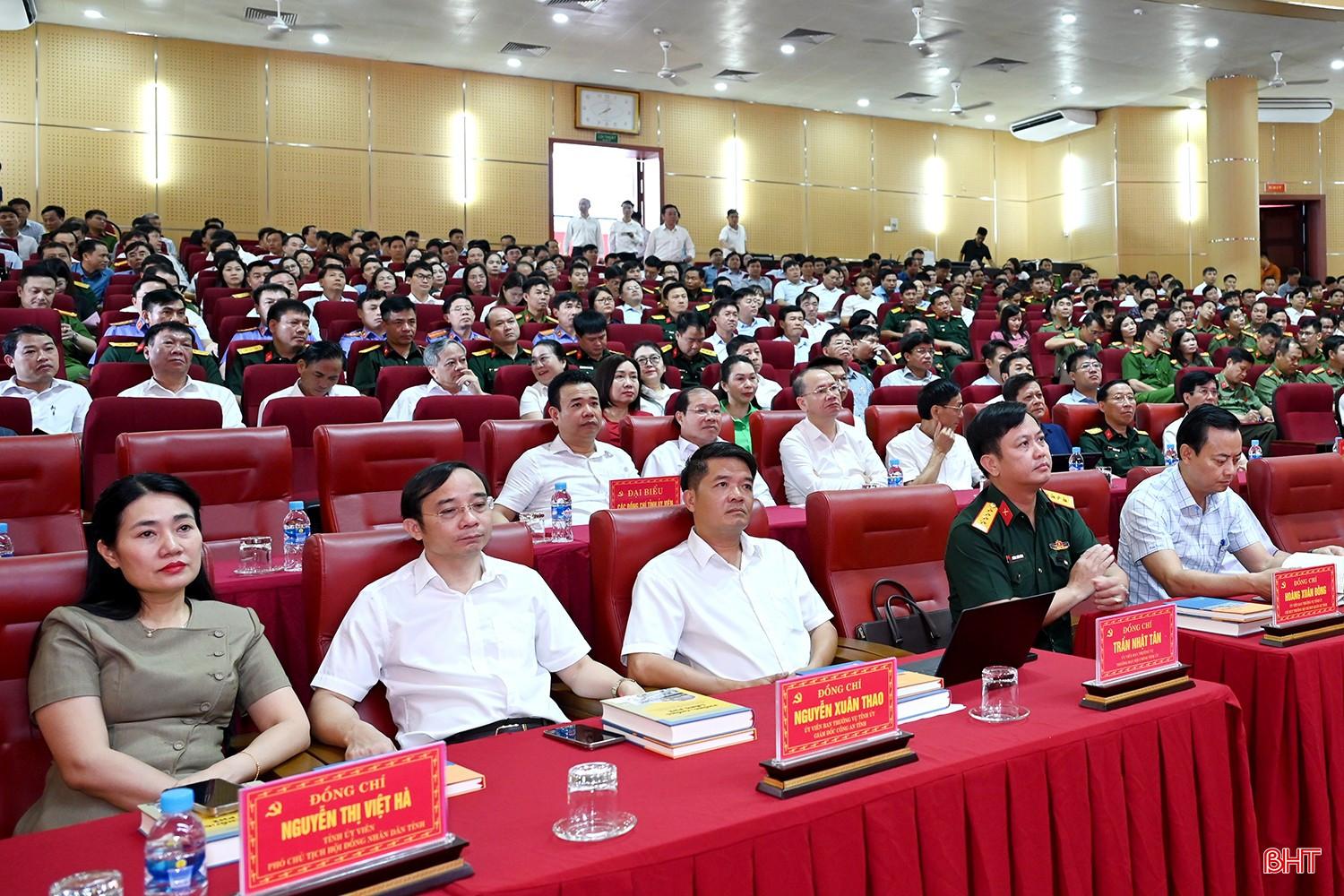 Các đồng chí Ủy viên Ban Thường vụ Tỉnh ủy, Ủy viên BCH Đảng bộ tỉnh và đại biểu dự hội nghị.