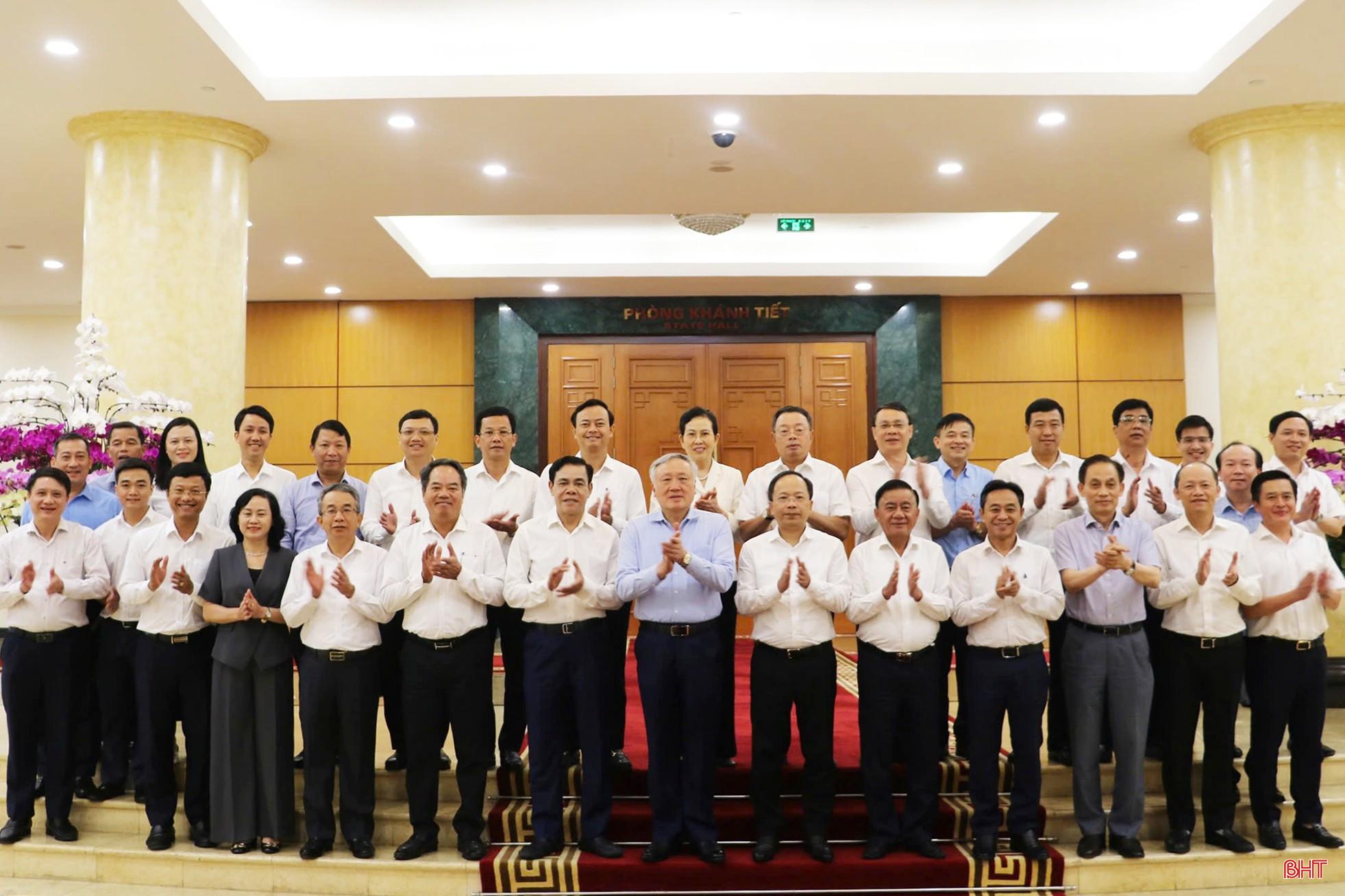 Các đồng chí: Trần Cẩm Tú - Ủy viên Bộ Chính trị, Thường trực Ban Bí thư; Nguyễn Hòa Bình, Ủy viên Bộ Chính trị, Bí thư Trung ương Đảng, Phó Thủ tướng Thường trực Chính phủ; Lê Hoài Trung, Bí thư Trung ương Đảng, quyền Bộ trưởng Bộ Ngoại giao; đại diện lãnh đạo các ban, bộ, ngành Trung ương chụp ảnh lưu niệm với đoàn công tác tỉnh Hà Tĩnh. bqbht_br_8.jpg