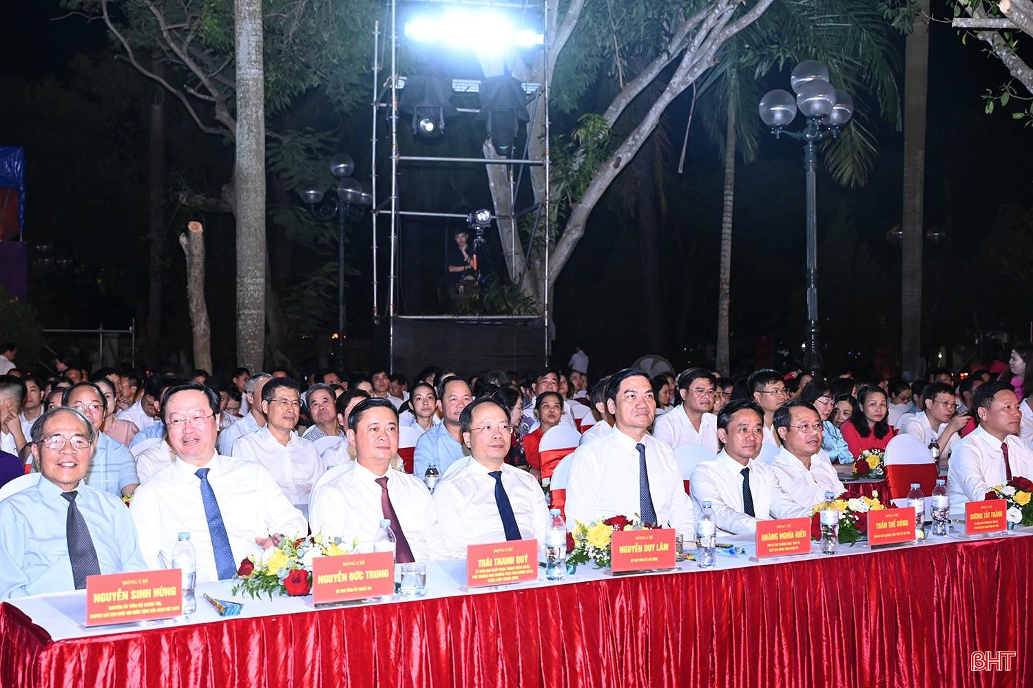 Bí thư Tỉnh ủy Nguyễn Duy Lâm, Phó Bí thư Thường trực Tỉnh ủy Trần Thế Dũng, Phó Chủ tịch UBND tỉnh Dương Tất Thắng và các đại biểu tham dự buổi lễ. bqbht_br_dsc-521d0.jpg