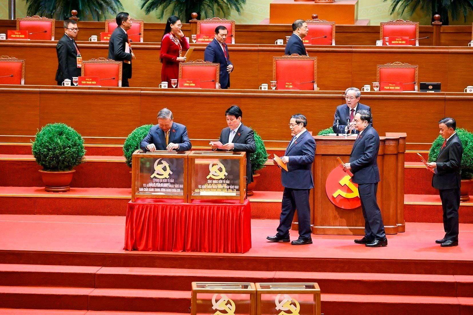 Tổng B&iacute; thư T&ocirc; L&acirc;m c&ugrave;ng c&aacute;c đồng ch&iacute; l&atilde;nh đạo Đảng v&agrave; Nh&agrave; nước bỏ phiếu bầu Ủy vi&ecirc;n Trung ương ch&iacute;nh thức v&agrave; Ủy vi&ecirc;n dự khuyết Ban Chấp h&agrave;nh Trung ương Đảng kh&oacute;a XIV. (Ảnh: TTXVN)