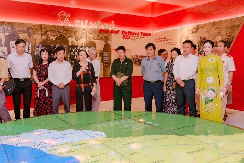 Các đại biểu tham quan Nhà trưng bày Xô viết Nghệ Tĩnh. Ảnh: Phụ nữ Việt Nam 1.jpg