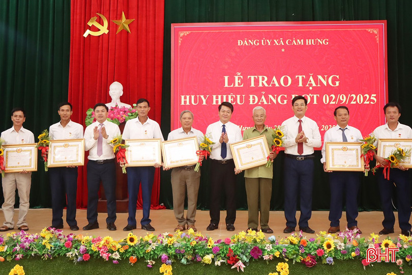 Trao huy hiệu Đảng cho các đảng viên.