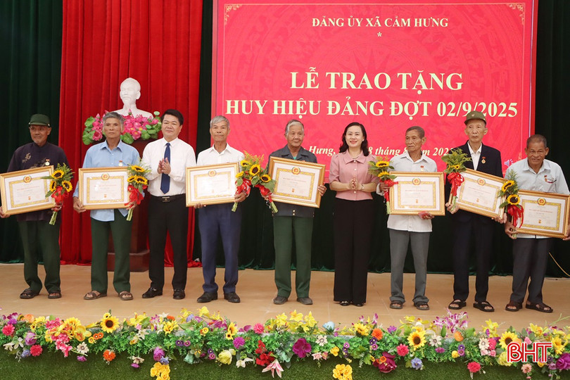 Trao huy hiệu Đảng cho các đảng viên.