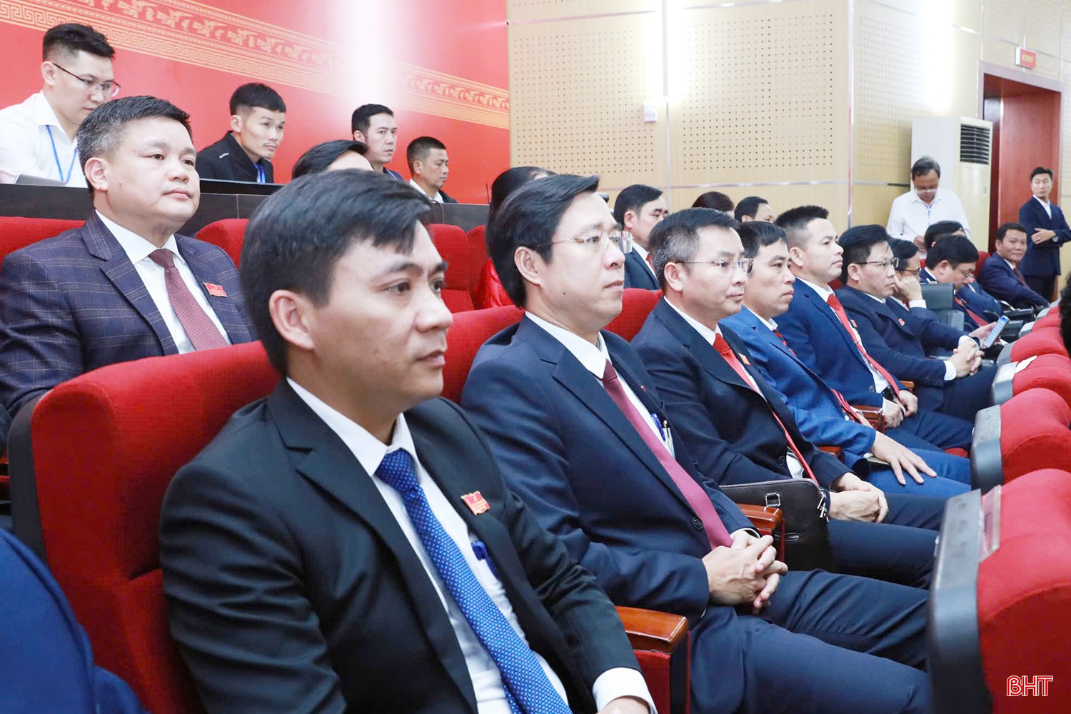 Đại biểu theo dõi Đại hội.